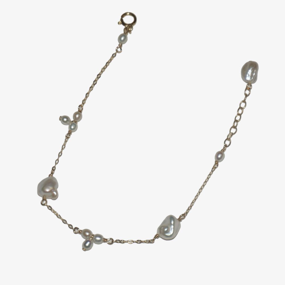 CAMELLIA Dainty Pearl Bracelet